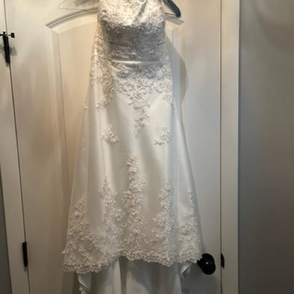 Alfred Angelo 1142 - Nearly Newlywed
Size 6
Like new, freshly dry cleaned - Picture 9 of 11